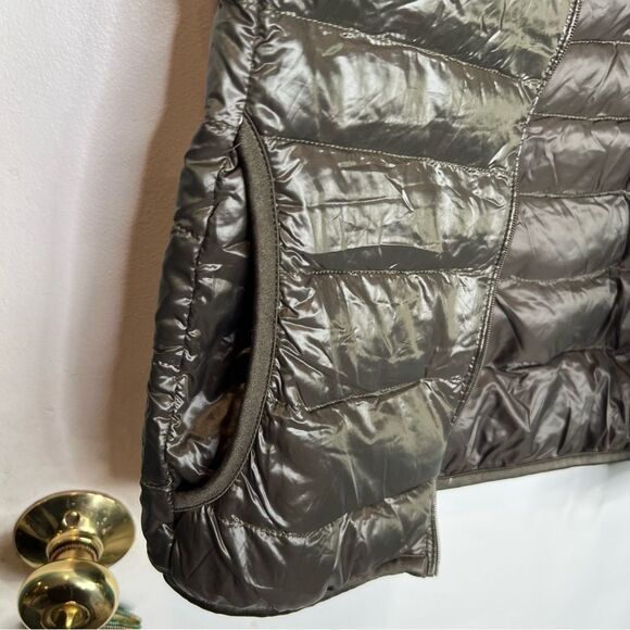Uniqlo down filled feathers vest in dark green - Picture 2 of 9